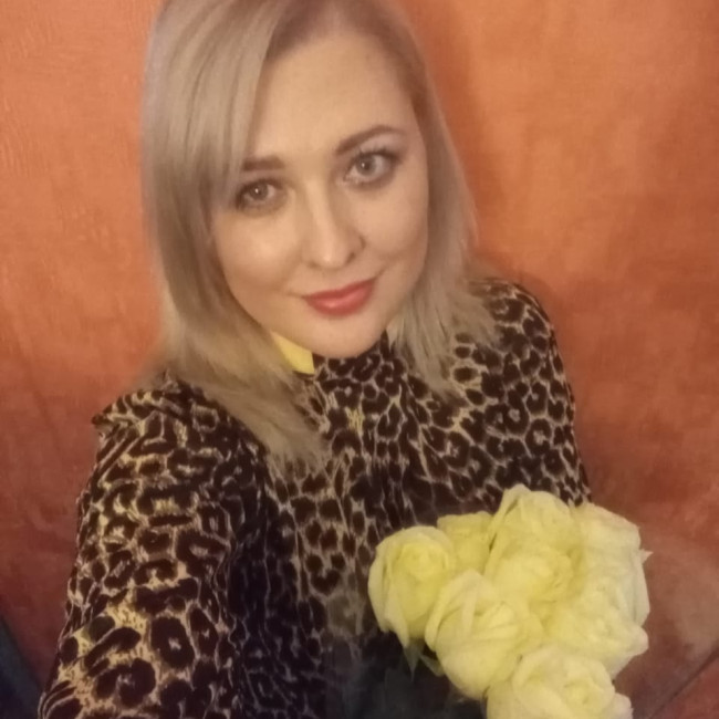 Әйел досының бетіне есегін қойып отырды Шұлықтардағы жетілген лесбиянкалардың триосы