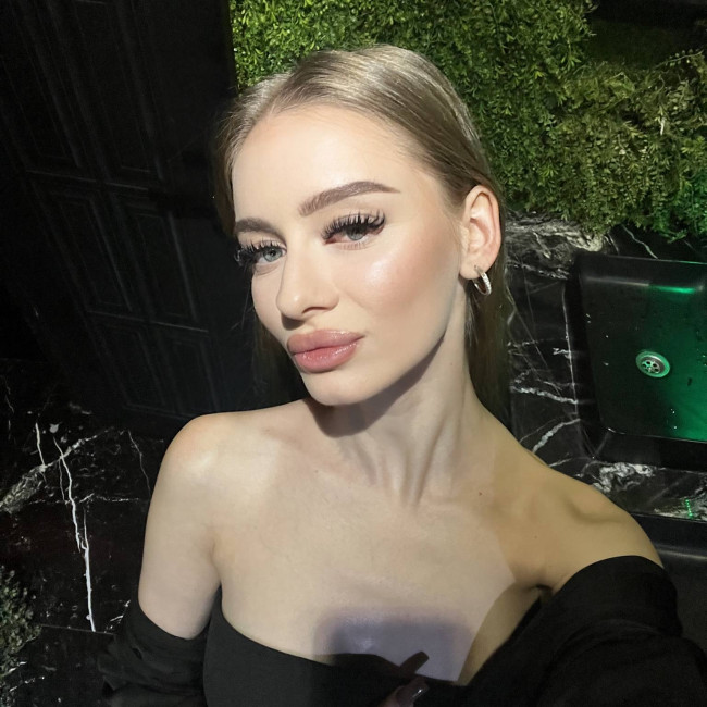 Жалаңаш қыздардың жүгірген видеосын қараңыз.