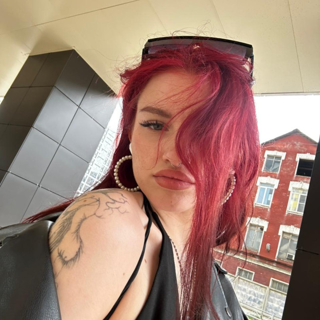 Орнынан тұрған көйлектегі порно