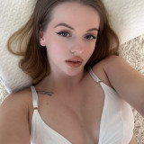 сахнада жалаңаш стриптизшілер Баласы ванна бөлмесінде анасына тыңшылық жасады